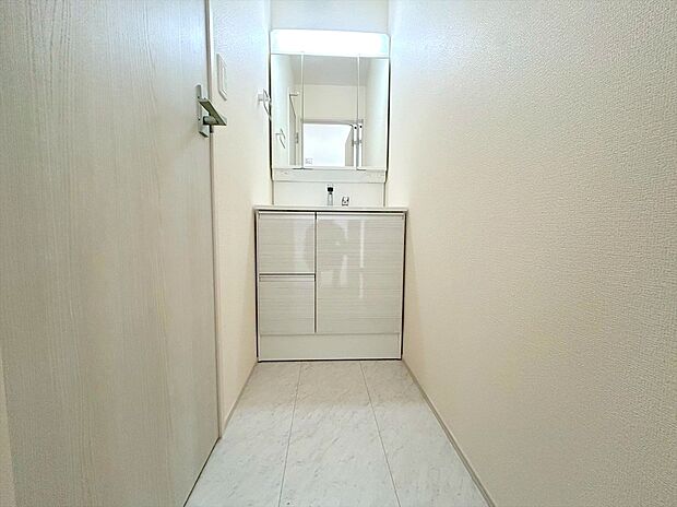 【【シャワー付洗面台】】大きな三面鏡がついた洗面化粧台。鏡の裏にも収納があり洗面台がすっきりと片付きます