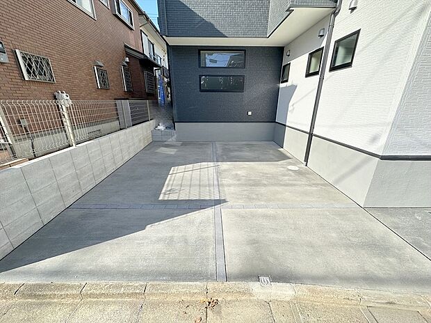 【駐車場】並列駐車2台可でゆとりのある駐車スペースは駐車が苦手な方にも優しい!安心して駐車ができます!