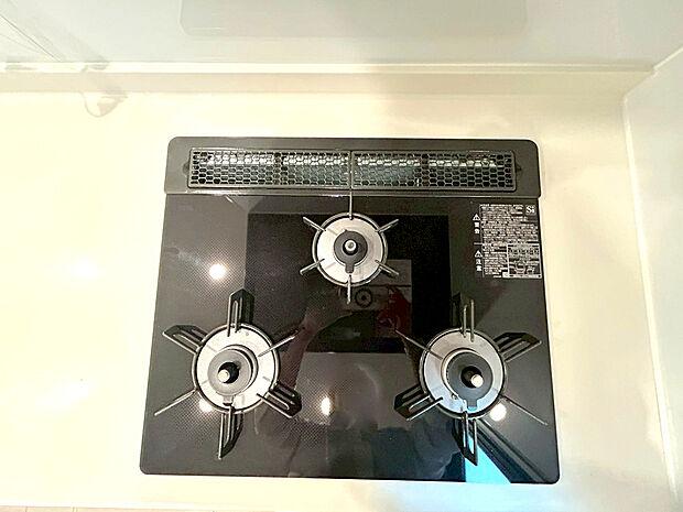 【3口ガスコンロ】 凹凸が少ないフラットトップなのでお掃除もラクラクです。