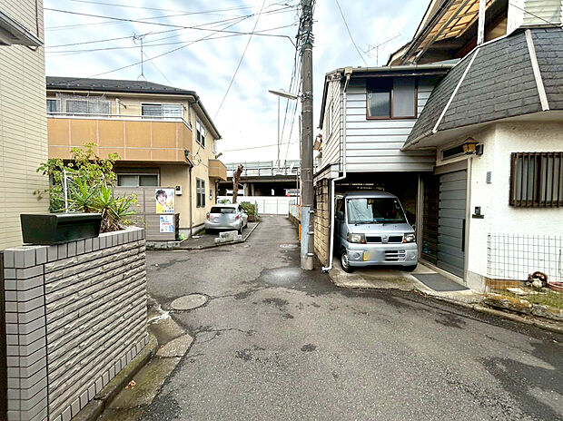 【前面道路含む現地写真】前面道路は車通りも少なく、お子さまのいるご家庭でも安心ですね。