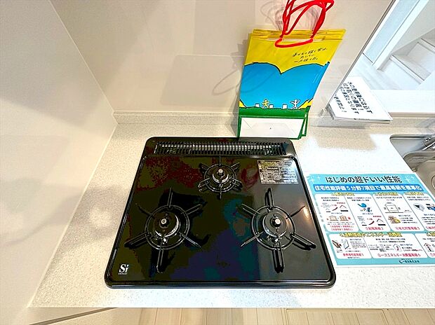 【3口ガスコンロ】コンロは３口式のグリルです。たくさんの料理が同時に作れちゃいますね。

