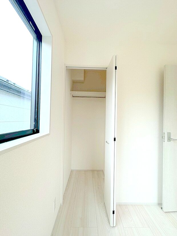【クロゼット】居室には収納つき。居室の全空間を有効活用出来ます。自分好みのお部屋で、ゆったりお寛ぎ頂けます。
