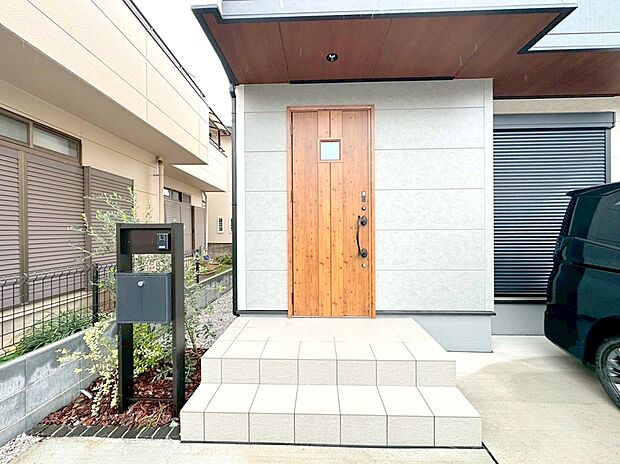 【玄関】清潔感あふれるエントランスと高級感ある玄関扉が出迎えます。思わず「ただいま」と言いたくなるそんな玄関先です。
