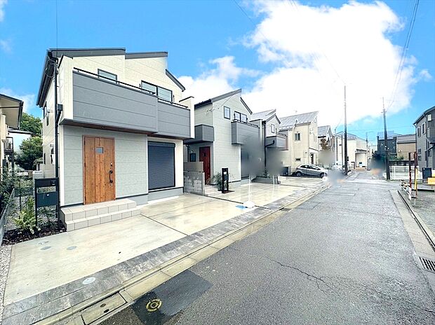 【前面道路含む外観】前面道路は住宅地専用の道路。車通りも少なく、子育てにも安心！
