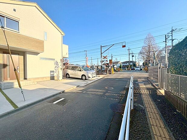 【前面道路含む現地写真】前面道路は約5.5mの道路です。