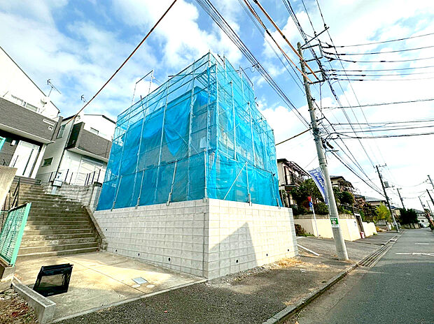 【現地写真】南向きの住宅は日当たりも良好。晴れの日はバルコニーでたっぷりと洗濯物を干すことができ家事もはかどりますよ。