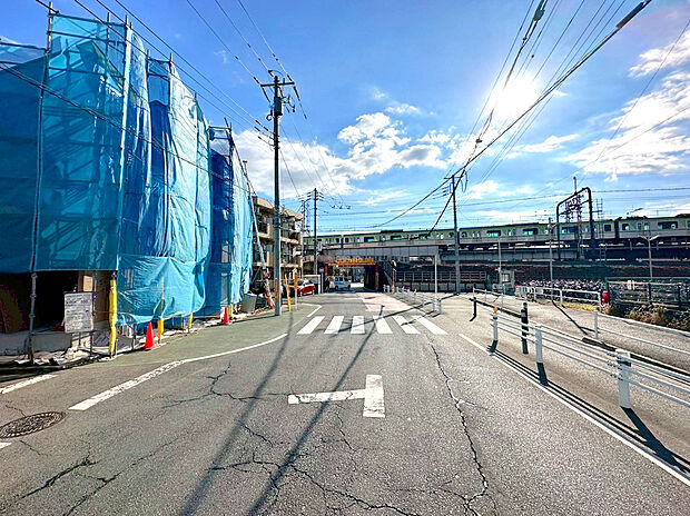 【前面道路含む現地写真】周辺は豊かな自然環境や子育てファミリーに便利な施設が魅力的!