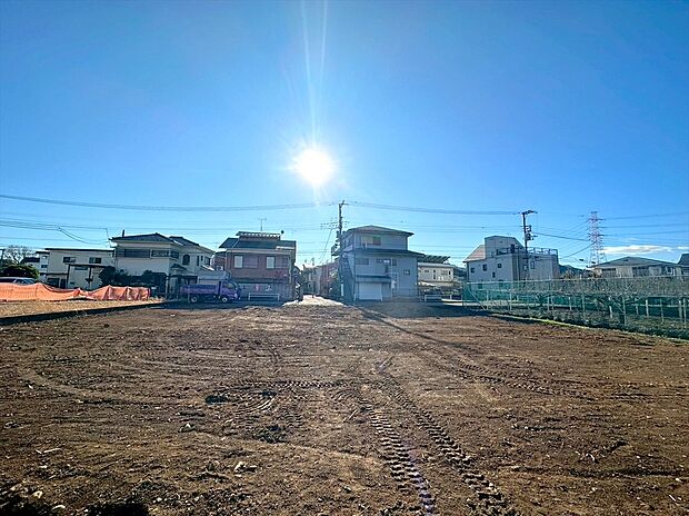 【現地外観】お買い物施設もお近くです。暮らしにゆとりの生まれるエリアです。