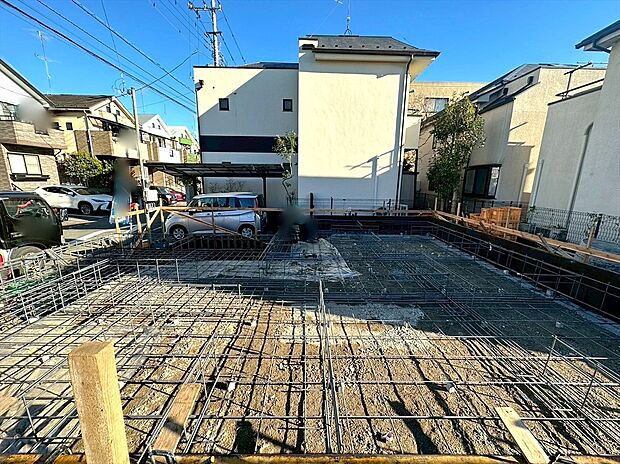 【現地外観】外壁にサイディング利用で、長く住んでも汚れにくい特徴があります。「ずっと住み続ける家」を実現した邸宅です。