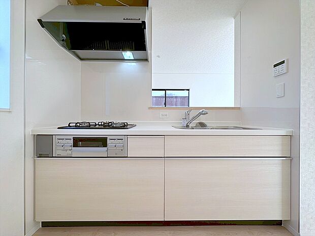 【キッチン】キッチンからリビング全体を見渡せるので、小さなお子様がいらしても様子を見ながら家事ができますね