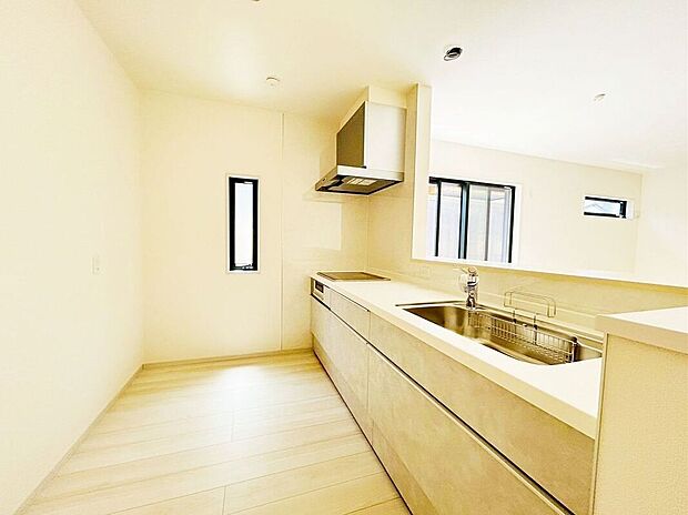 (2号棟)☆システムキッチン☆広いシンクで洗い物も余裕のスペース♪お料理中もおしゃべりできる対面キッチンはいいですね♪