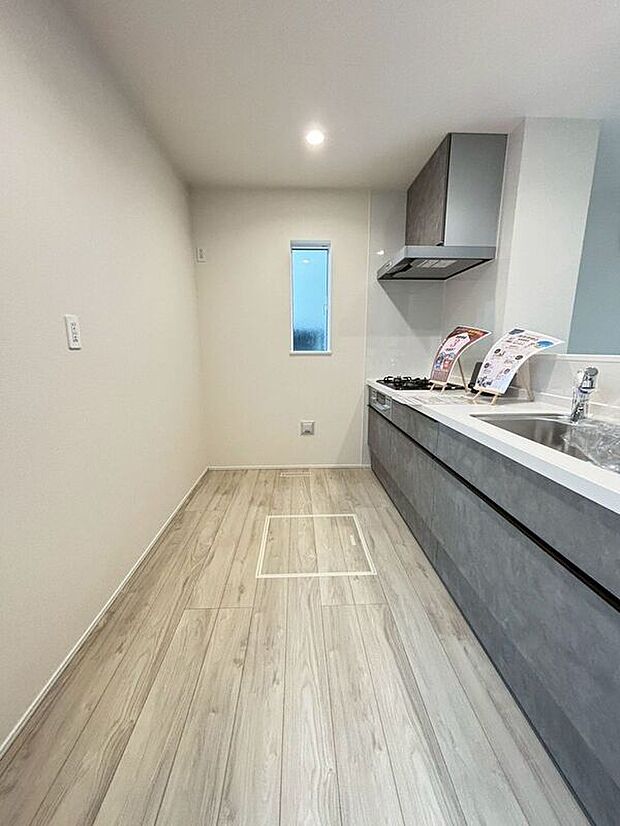 〈3号棟〉☆システムキッチン☆飽きのこないシンプルかつおしゃれなデザイン♪