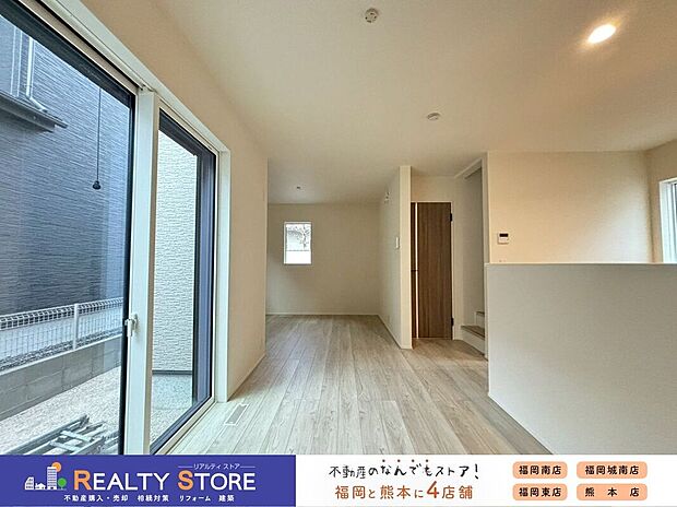 〈3号棟〉南向き二面採光のリビング♪家具の配置がしやすい窓設計です♪