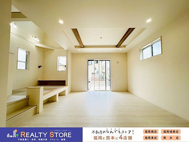 〈2号棟〉開放感のある折上天井付きのリビング♪ご家族と憩いの時間をお過ごしください♪