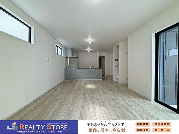 〈1号棟〉21.5帖のゆとり空間♪ナチュラルカラーのフローリングが室内を明るくしてくれます♪