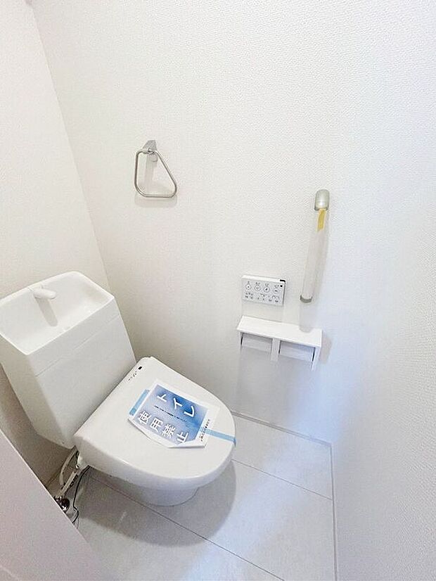 【トイレ】（2号棟）☆トイレ☆温水洗浄機付き便座♪小窓が付きで日中は明るく換気もできます♪