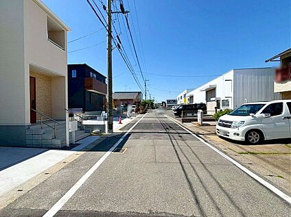 前面道路含む外観