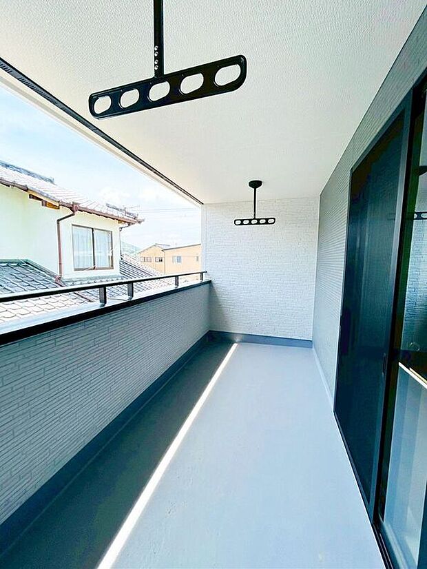 【バルコニー】(2号棟)☆バルコニー☆南向きで日当たり良好なバルコニー♪家族分のお洗濯も一気に干せますね♪