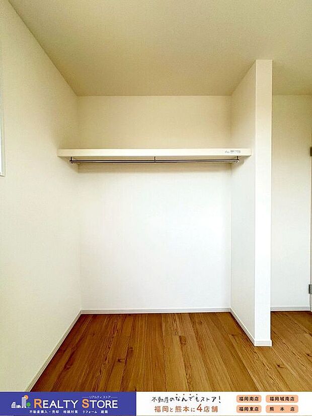 【収納】〈2号棟〉☆オープンクローゼット☆全居室に収納を完備しているため、居室の有効活用ができます♪