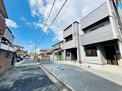 前面道路含む外観