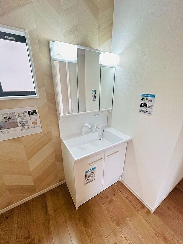 【洗面】☆洗面室☆換気ができる小窓付き♪家事導線がとりやすい広さがあります♪