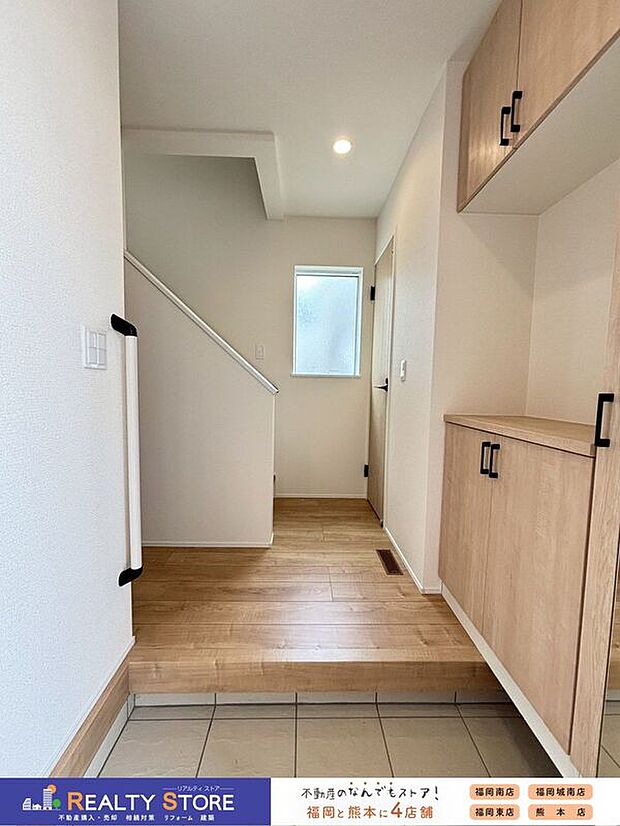 【玄関】〈3号棟〉☆玄関☆明るく広々した玄関は、帰ってきたときにホッとする空間♪収納付きで玄関周りもスッキリ片付きます♪