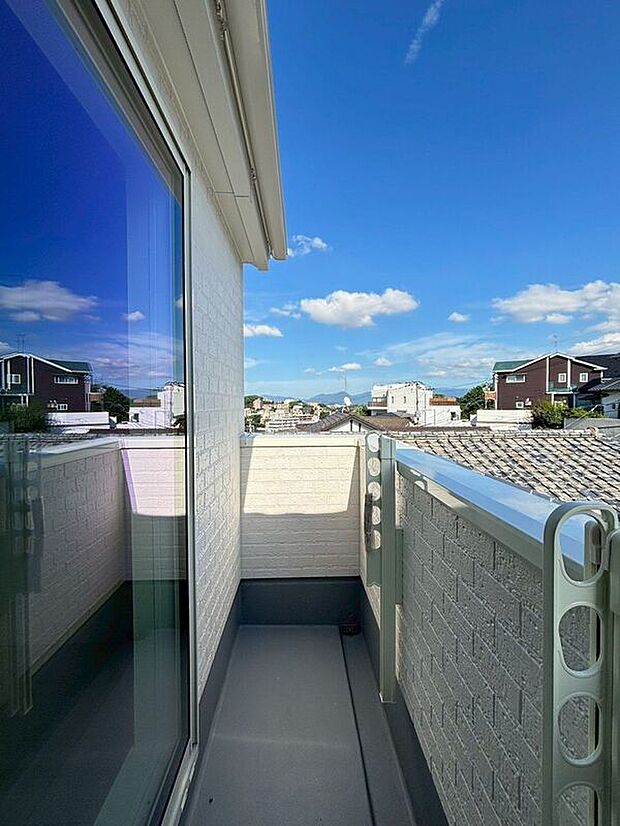 【バルコニー】〈2号棟〉☆バルコニー☆奥行きのあるバルコニー♪たくさん干す事ができてお洗濯がはかどります♪