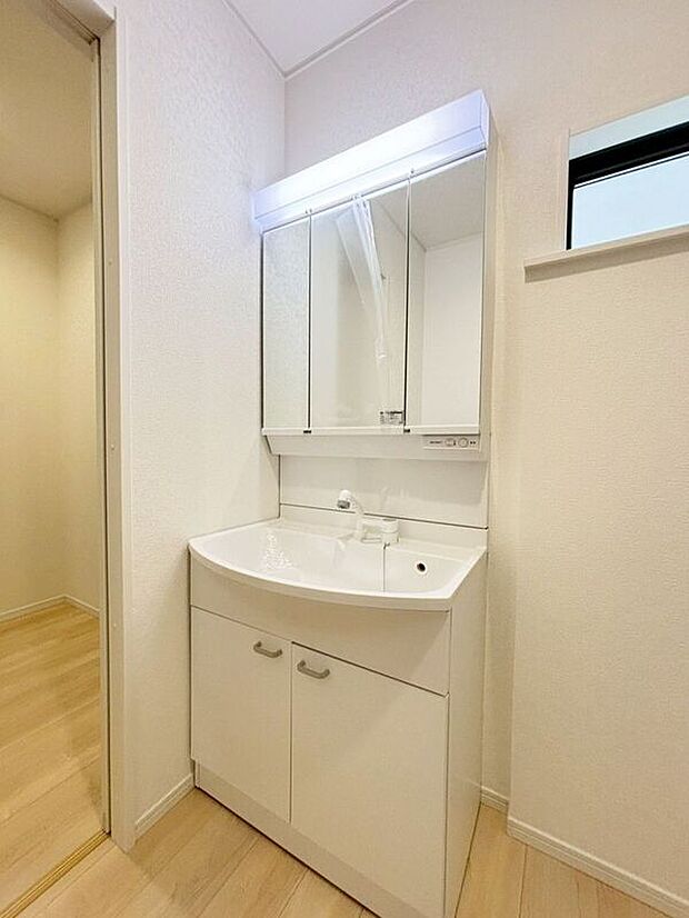 【洗面】〈2号棟〉☆洗面化粧台☆便利な三面鏡仕様♪朝やお出掛け前の身だしなみチェックも楽に出来ますね♪