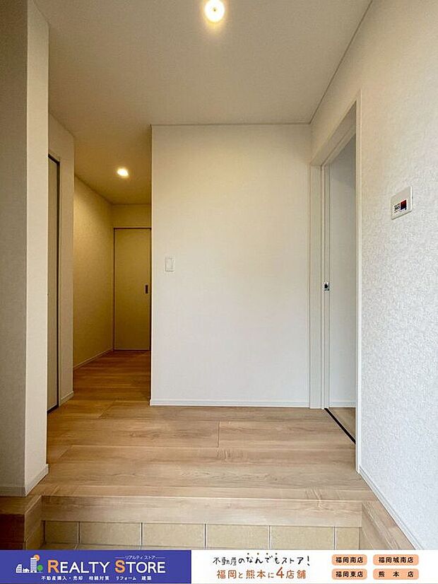 【玄関】〈2号棟〉☆玄関☆明るく広々した玄関は、帰ってきたときにホッとする空間♪