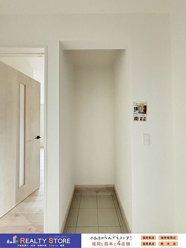 【玄関】〈2号棟〉☆土間収納☆土足のまま出入りでき、外で使った靴や傘など収納しやすく便利♪