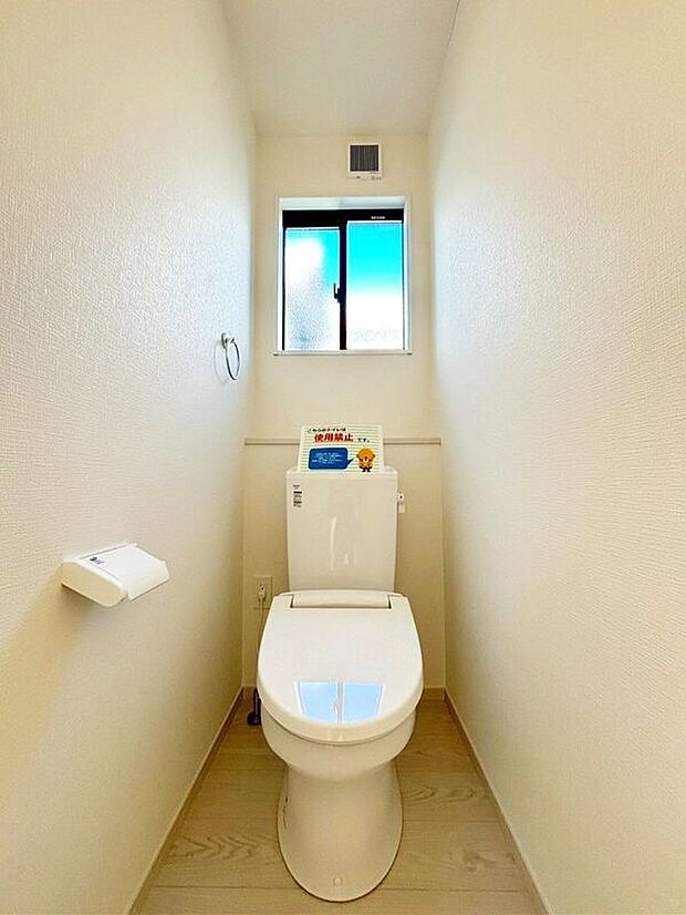 【トイレ】〈1号棟〉☆トイレ☆小窓付きで日中は明るく換気もできます♪