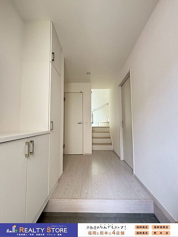 【玄関】〈3号棟〉☆玄関☆明るく広々した玄関は、帰ってきたときにホッとする空間♪