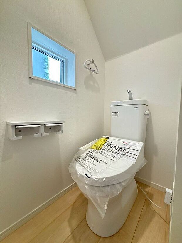 【トイレ】〈2号棟〉☆トイレ☆温水洗浄機付き便座♪小窓付きで日中は明るく換気もできます♪