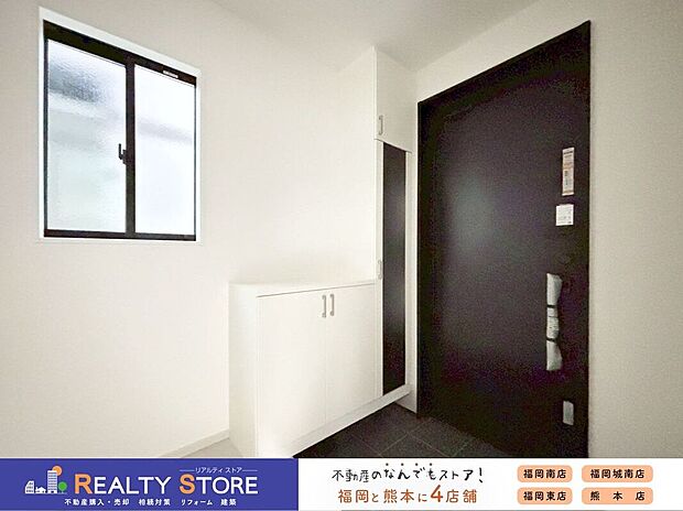 【玄関】〈1号棟〉☆シューズボックス☆飾り棚にはフォトフレームやお花を飾るのも素敵です♪