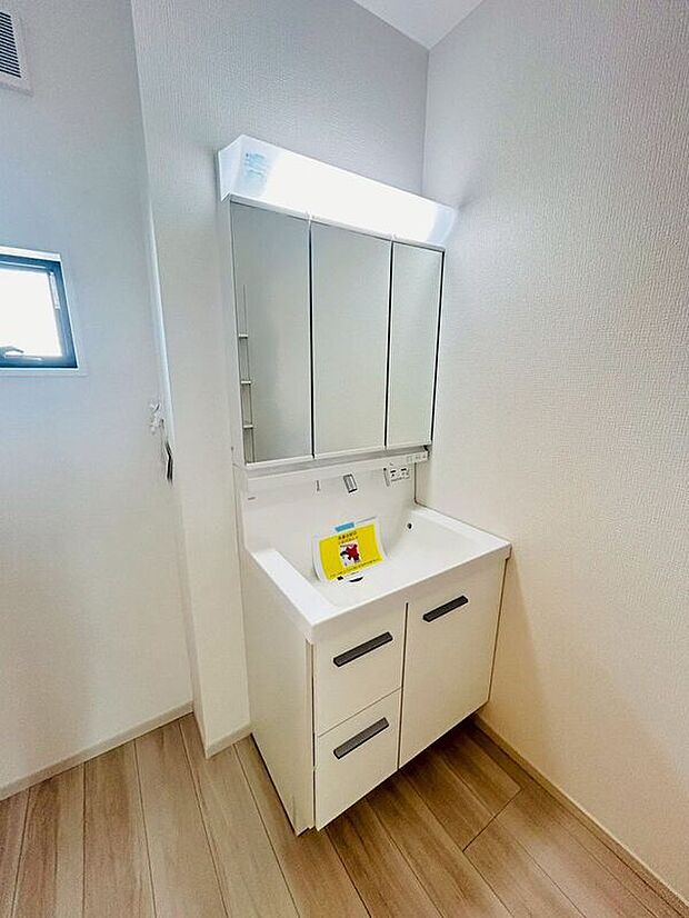 【洗面】〈2号棟〉☆洗面化粧台☆三面鏡ドレッサータイプ♪鏡裏には便利な収納スペース♪