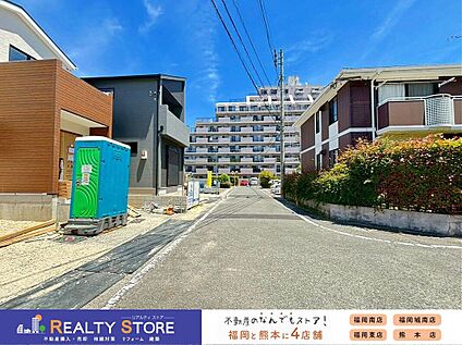 前面道路含む外観
