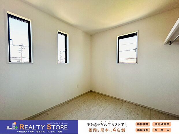 【室内】〈2号棟〉腰高の窓で配置がしやすく、子供部屋におすすめです♪