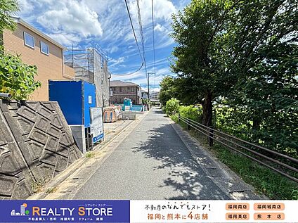 前面道路含む外観