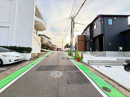 前面道路含む外観
