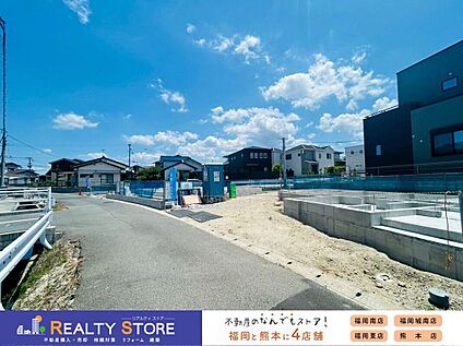 前面道路含む外観
