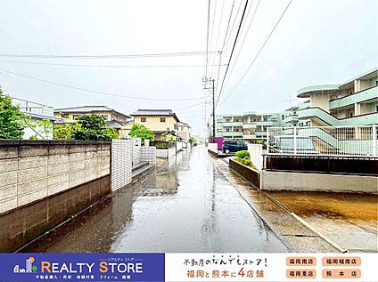 前面道路含む外観