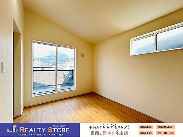 【室内】〈1号棟〉バルコニーに面した明るいお部屋♪主寝室におすすめ♪