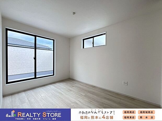 【室内】〈1号棟〉バルコニーに面した明るいお部屋♪主寝室におすすめ♪