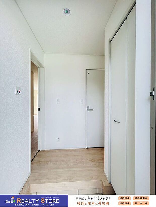 【玄関】〈2号棟〉明るく広々した玄関は、帰ってきたときにホッとする空間♪