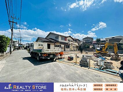 前面道路含む外観