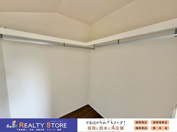 【収納】〈1号棟〉人が入れる広さがあるので、着替えや身支度をする際にも便利なWICです♪