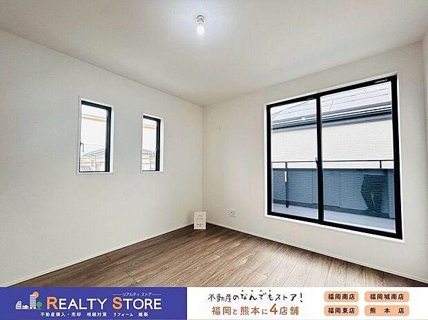 【室内】〈1号棟〉バルコニーに面した明るいお部屋♪主寝室におすすめ♪
