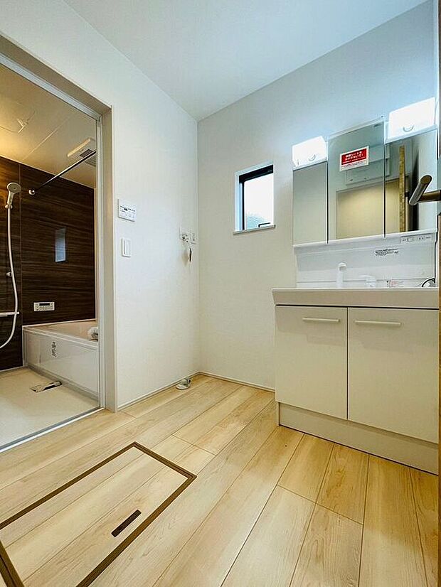 【2号棟：洗面化粧台】人気の三面鏡ドレッサータイプ♪鏡裏には便利な収納スペース♪