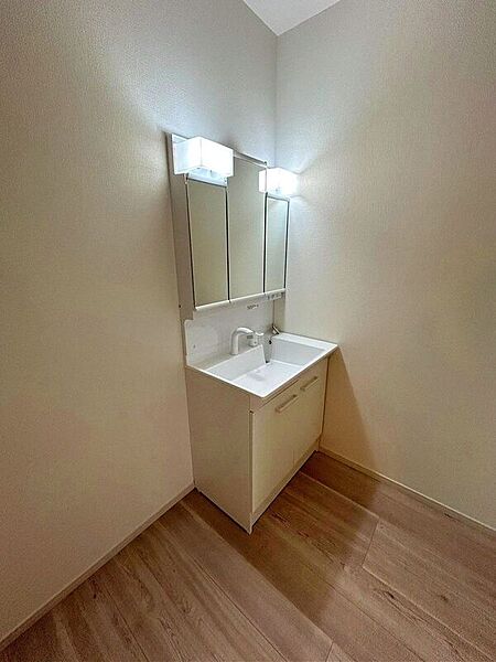 【１号棟：洗面化粧台】人気の三面鏡ドレッサータイプ♪鏡裏には便利な収納スペース♪