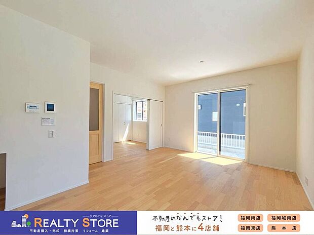 ☆4号棟☆【寛ぎの空間】リビングは家族全員の集まる憩いの場、この場所を通じて家族の楽しい会話が聞こえてきそうなリビングですね♪